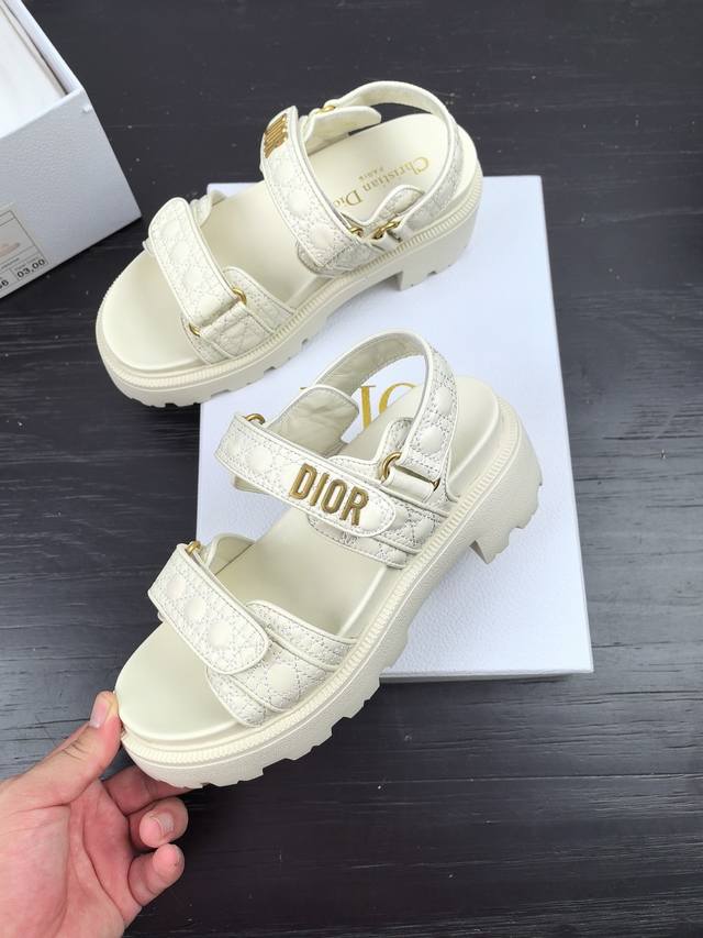 Dior 24款 经典款 厚底 凉鞋 这款混种羊皮 Dioract 凉鞋款式时尚。搭配贴合脚型的内底，采用格外轻盈、舒适的皮革制作。鞋面饰带采用魔术贴开合，搭配